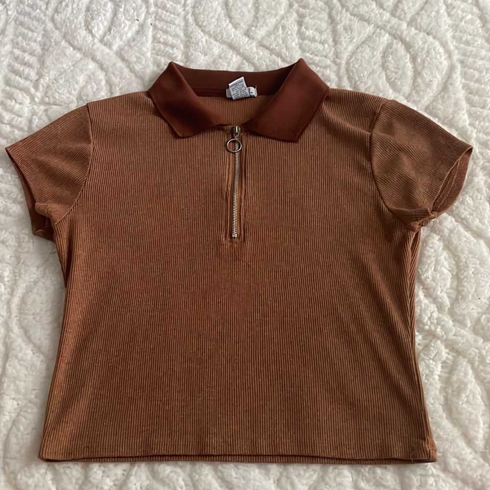 Color is a brown very cute and it’s a shirt/ crop top